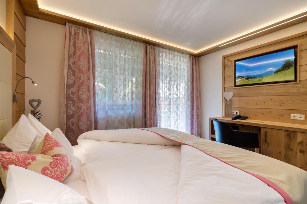Hotel Fischerwirt Natur Waldspa Faistenau Room photo